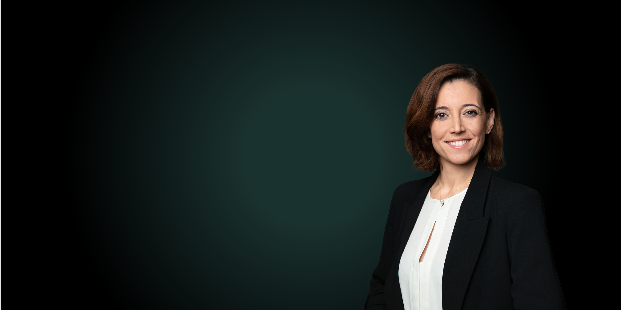 Homme souriant portant un costume bleu